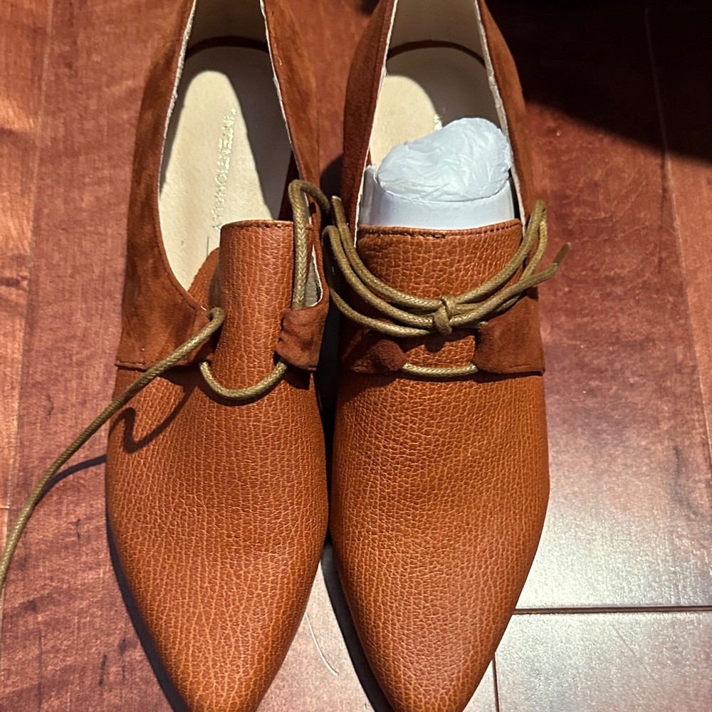 Elegant Brown Leather Women's Shoes brand Intentionally blank NEVER WORN